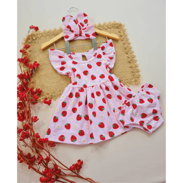 Vestido+ Calcinha+ Laço Morango